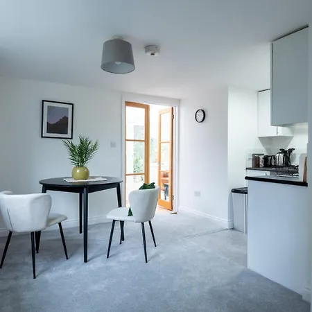 Charming 1-br Hideaway On
