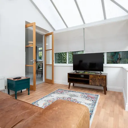 Pensión Charming 1-br Hideaway On 3*